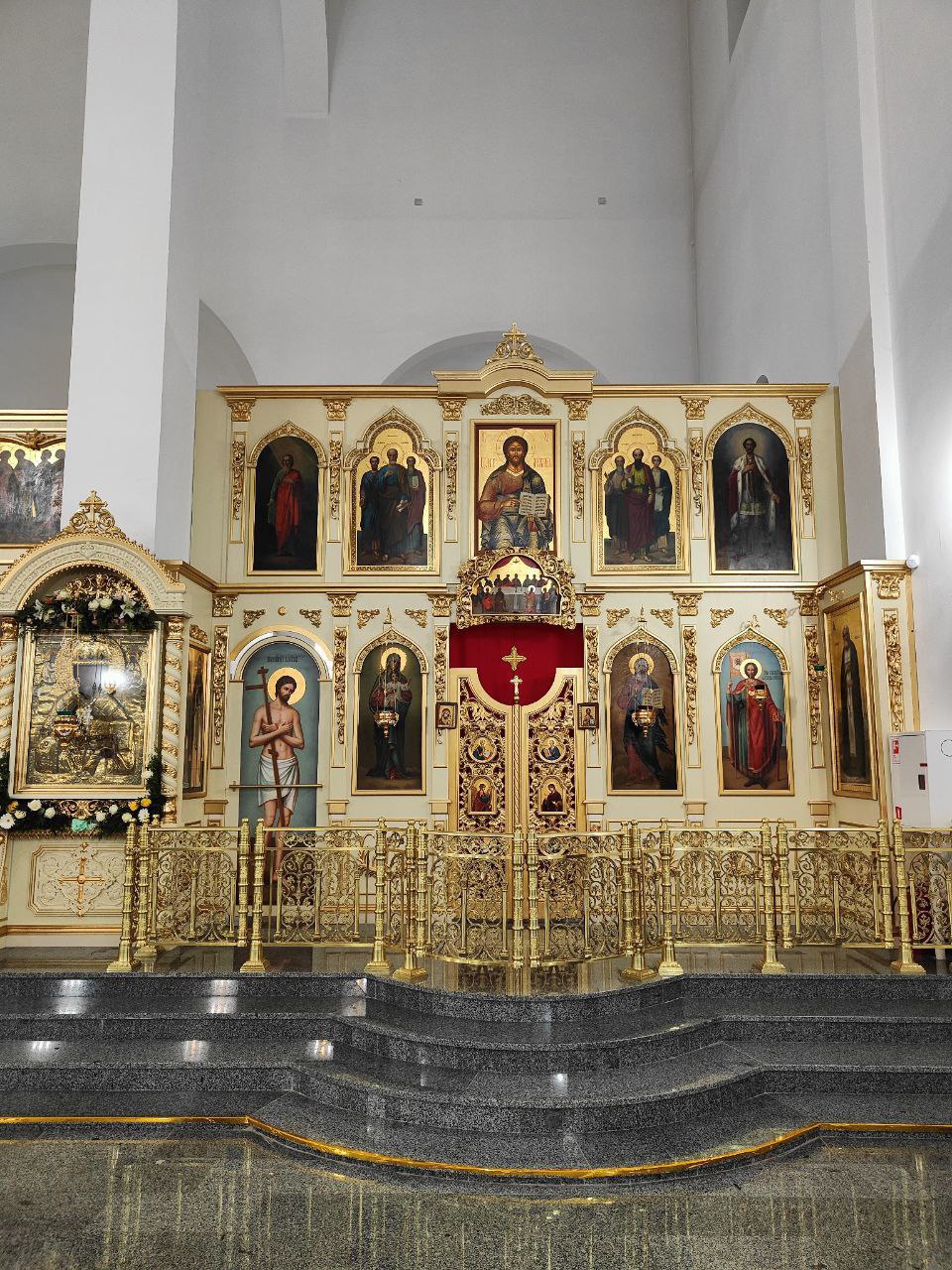 Иконостас придела в честь св.кн.Александра Невского